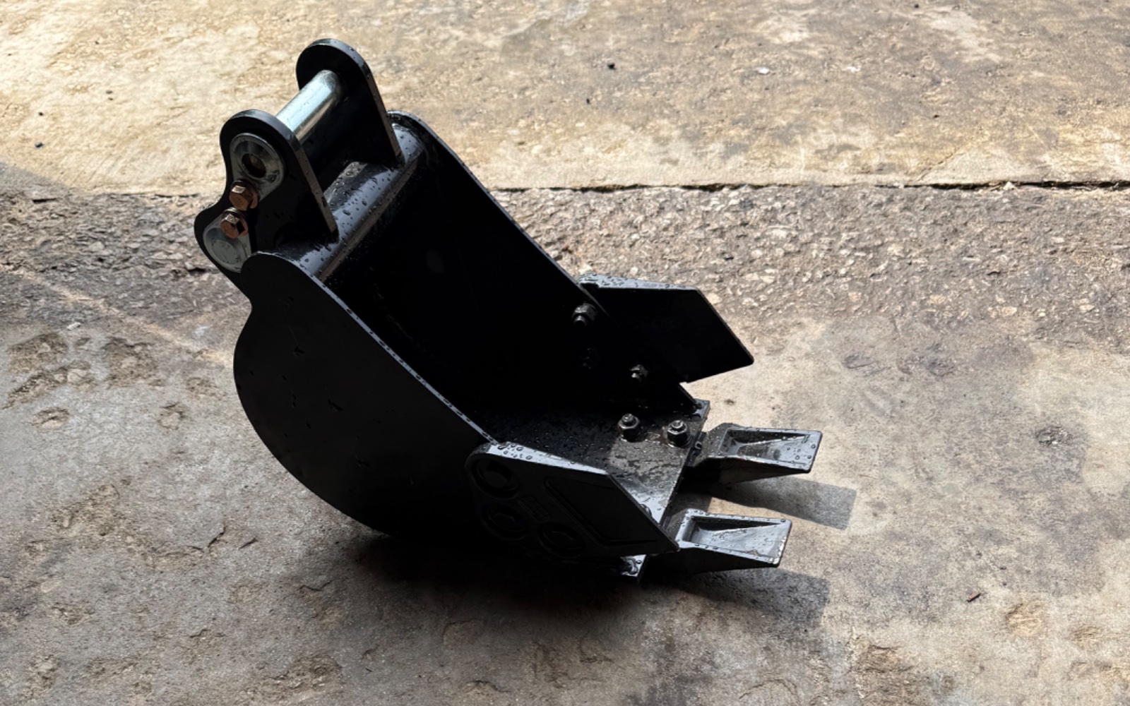 Tooth bucket attachment rental in South Elgin, IL